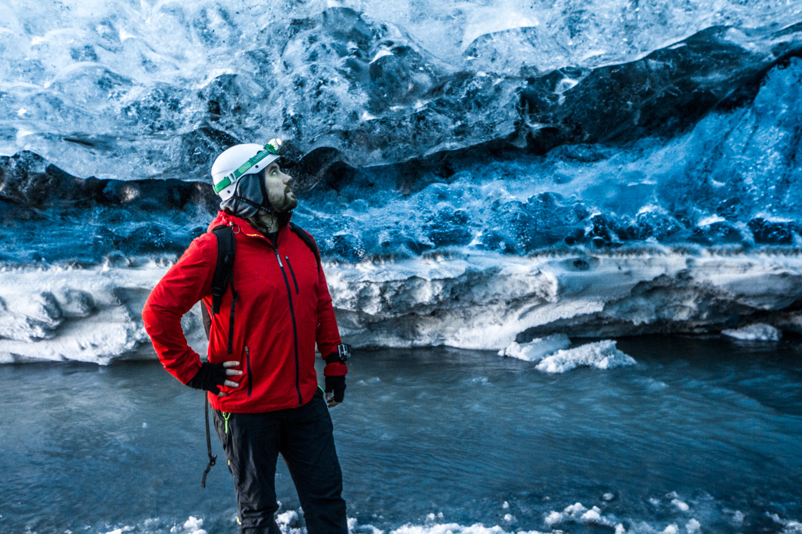 Willi in einer Eishöhle in Island
